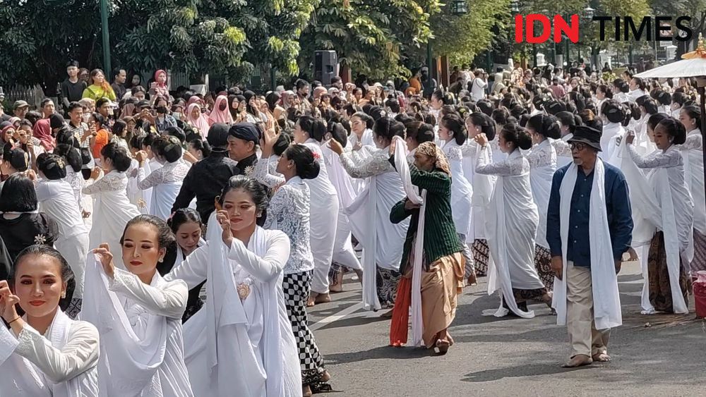 Potret Peringatan Hari Tari di Solo, Ada Sandiaga dan Gibran Ikut Nari