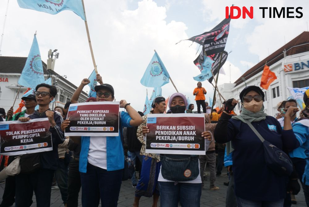 Bendera Partai Buruh Hiasi Aksi May Day di Yogyakarta