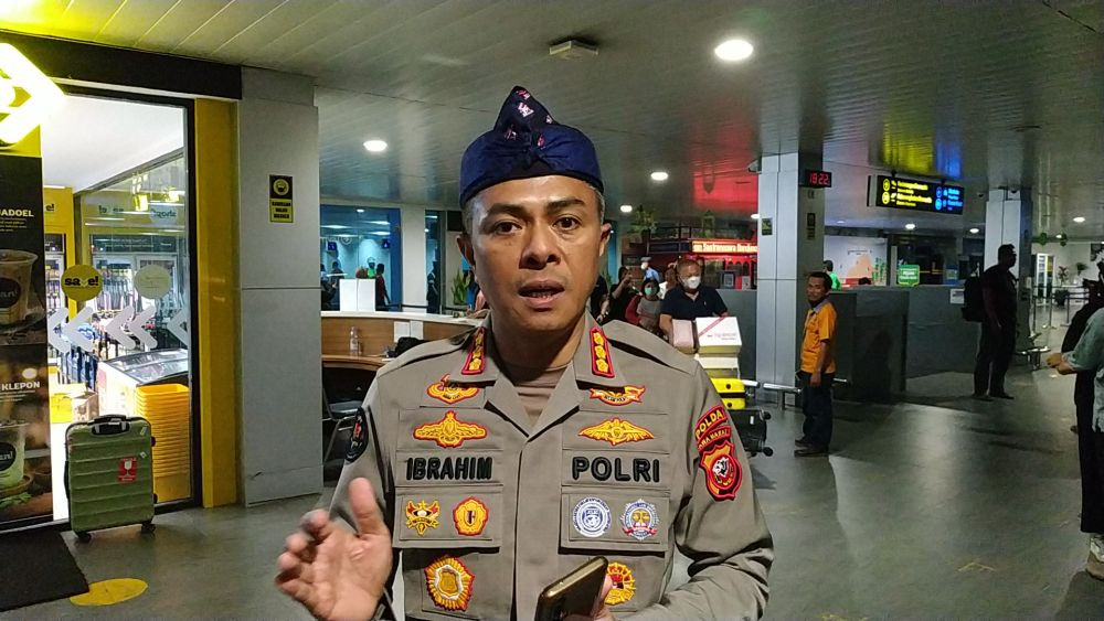 Polri-TNI Sambut Penumpang di Bandara Husein dengan Alunan Angklung
