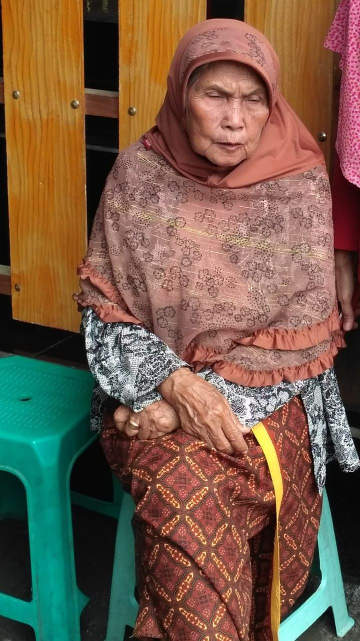 Istri Mbah Maridjan Meninggal, Relawan Antar ke Liang Lahat