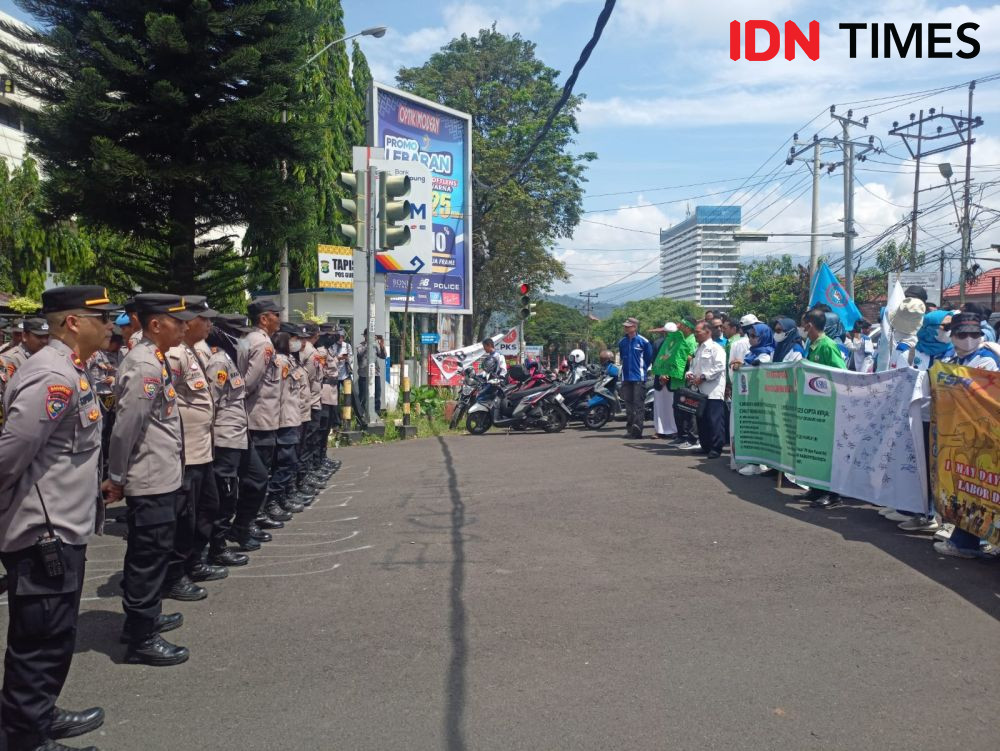 May Day 2023 Lampung, Ratusan Buruh Gelar Aksi Damai hingga Long March