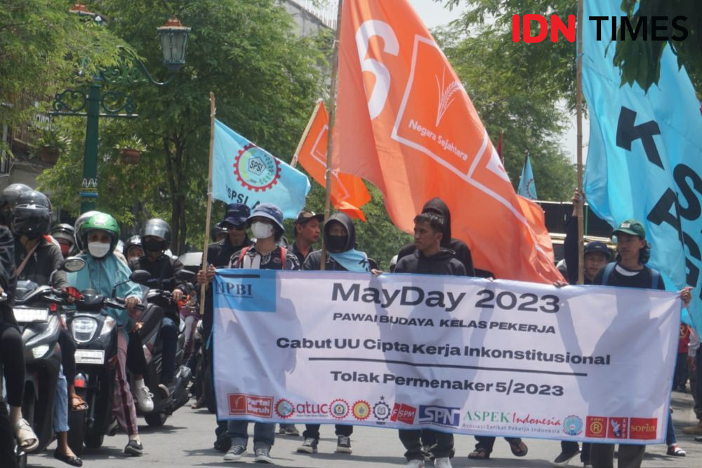 Bendera Partai Buruh Hiasi Aksi May Day di Yogyakarta