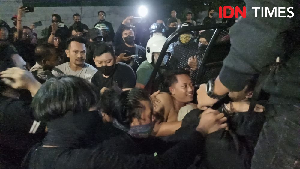 Demo Hardiknas, Mahasiswa Makassar Bentrok dengan Kelompok Misterius