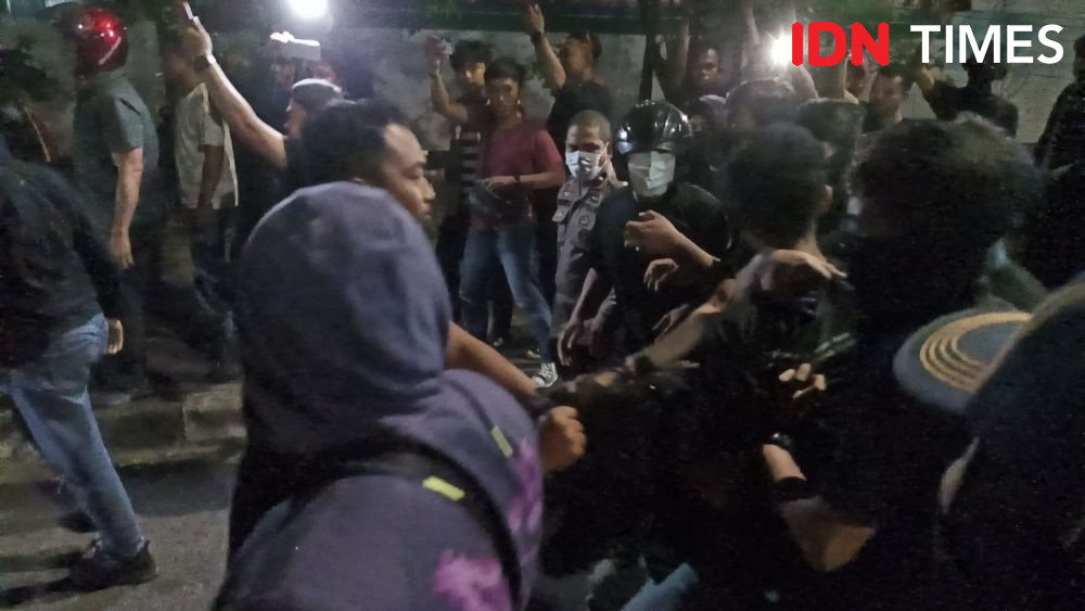 Tujuh Mahasiswa Makassar Ditangkap saat Unjuk Rasa Hardiknas