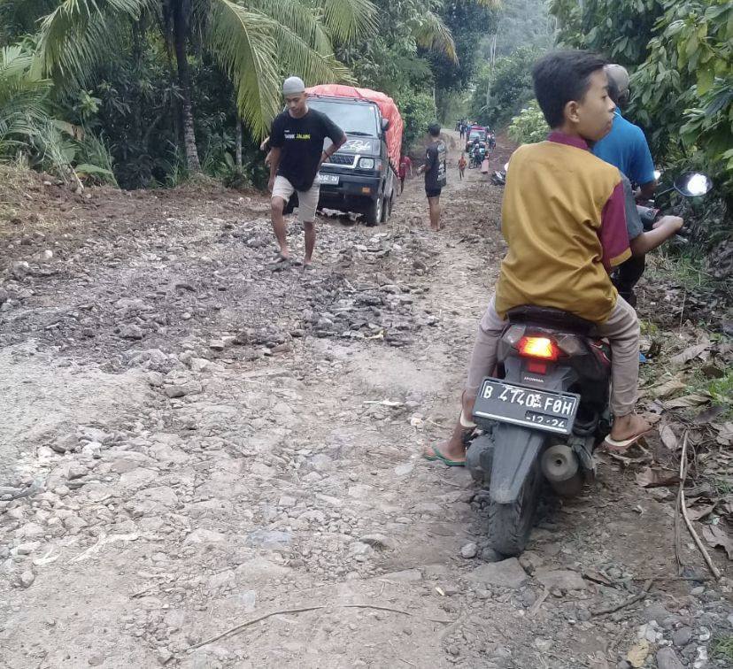 13 Potret Jalanan Rusak di Lampung, Jokowi Bakal Tinjau Langsung