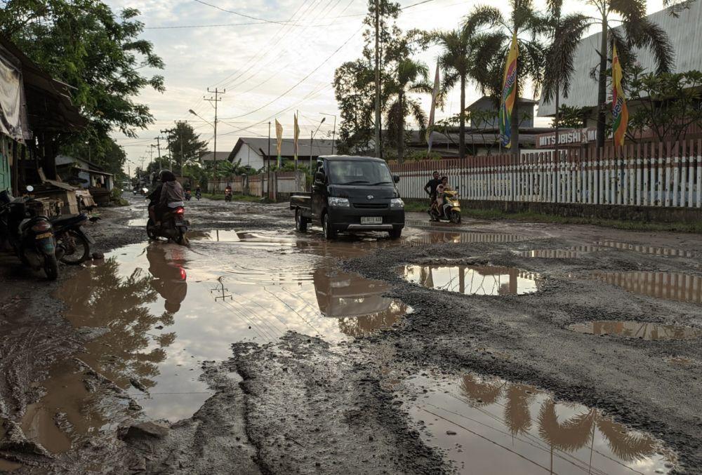 13 Potret Jalanan Rusak di Lampung, Jokowi Bakal Tinjau Langsung