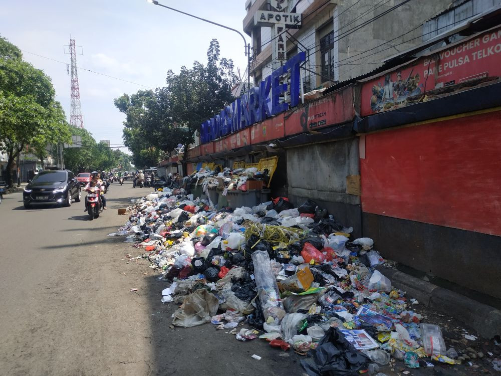Warga Bandung Keluhkan Penumpukan Sampah yang Ada di TPS