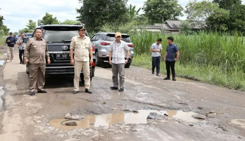 Presiden Jokowi akan Tinjau Jalan Rusak Viral di Rumbia Lampung Besok