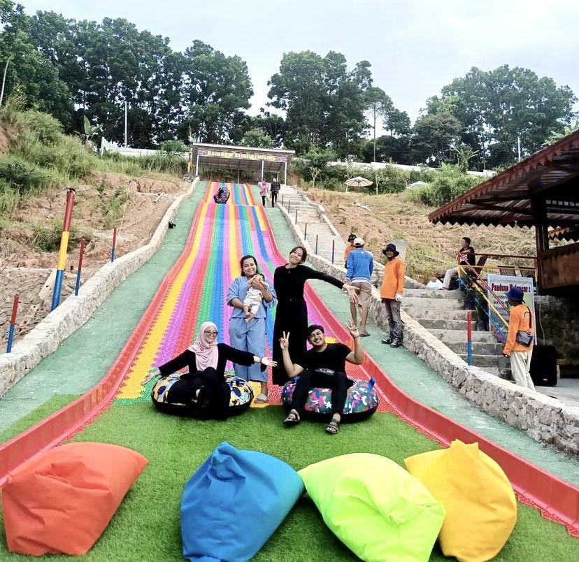 Rainbow Slide Pertama di Lampung, Sensasi Meluncur dari Ketinggian!