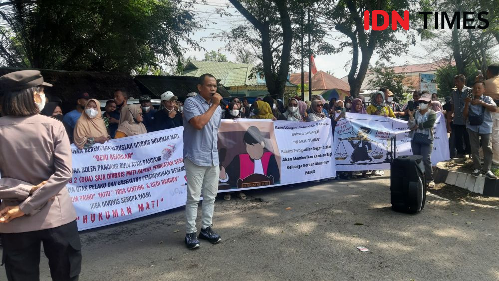 Keluarga Eks DPRD Langkat yang Ditembak dan Warga Geruduk PN Stabat