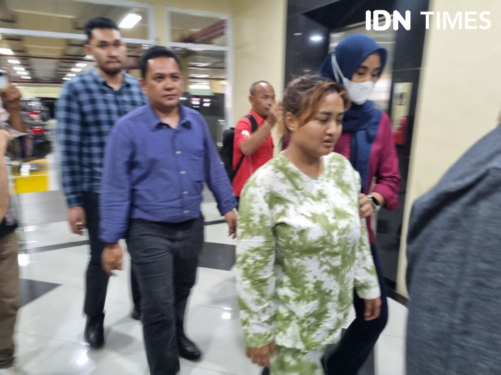 Lina Mukherjee Menangis Saat Diperiksa di Kejari Palembang