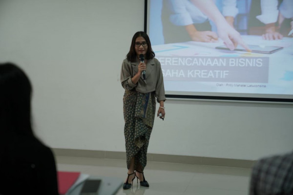Kunjungi Unud, Prilly Latuconsina Ketagihan Mengajar