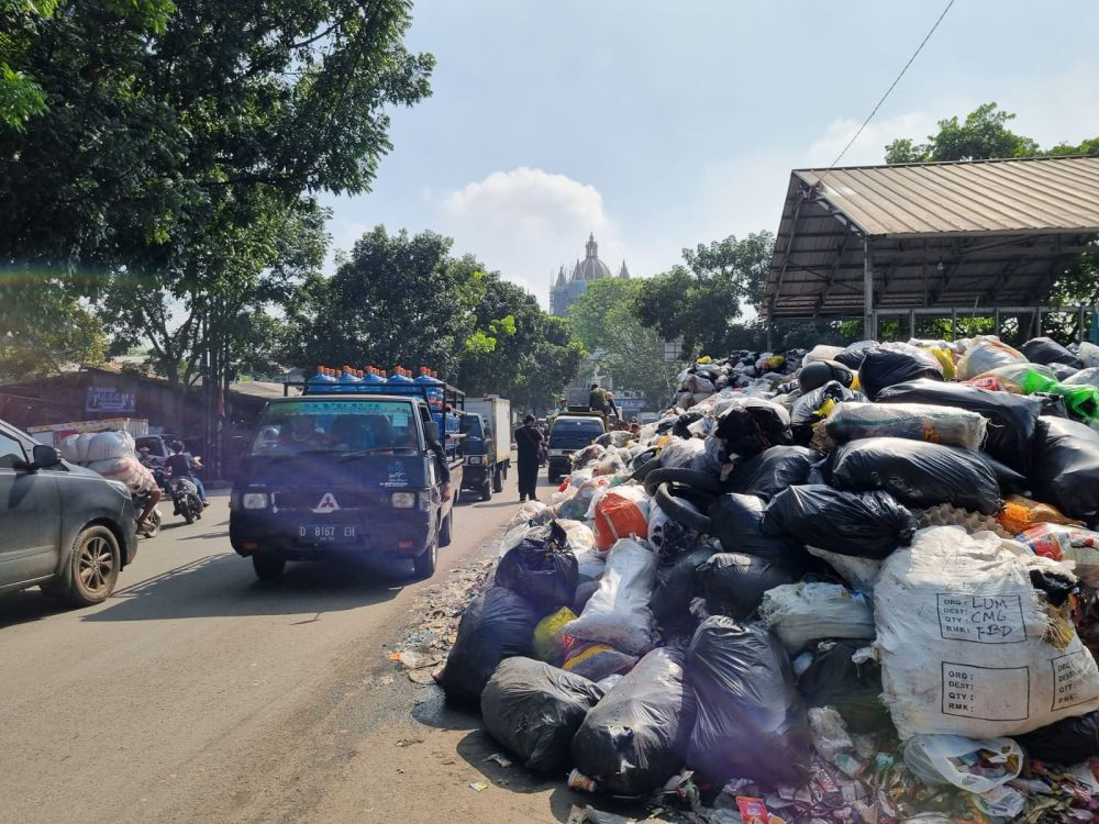 Warga Bandung Keluhkan Penumpukan Sampah yang Ada di TPS