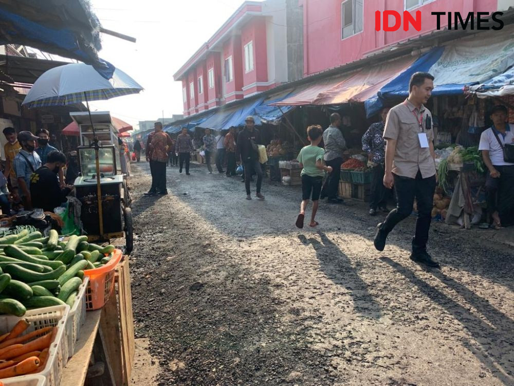 Presiden Jokowi Kunjungi Pasar Natar, Pantau Sembako dan Beri Bantuan