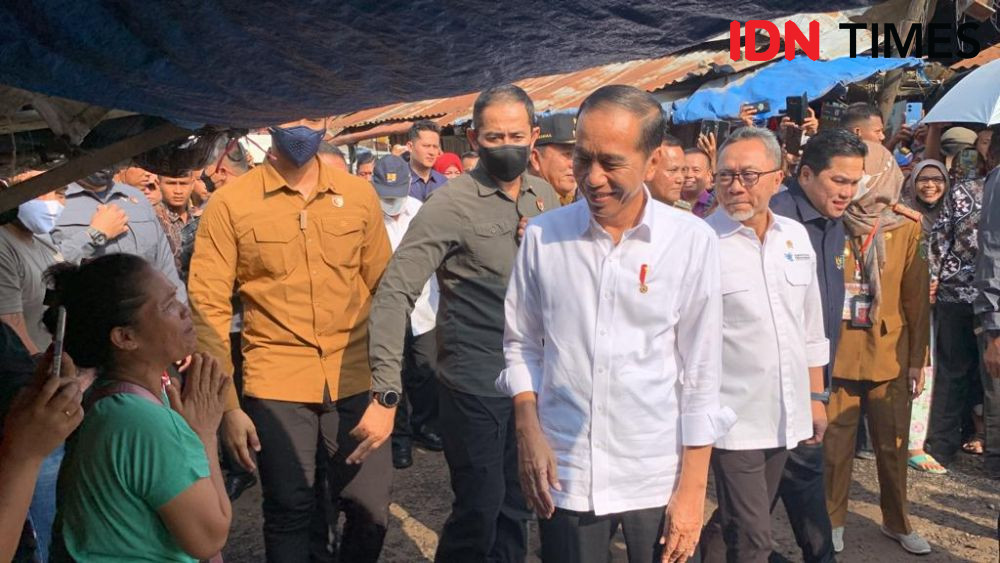 Viral! Mobil Kepresidenan Jokowi Tersangkut di Jalan Berlubang Lampung