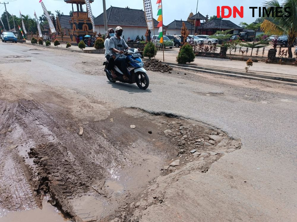Demi Ketemu Jokowi, Pasutri Lansia Tempuh Puluhan Kilo Jalan Rusak