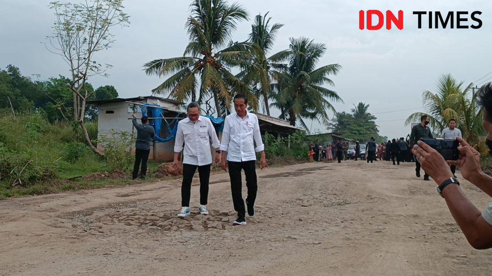 Tengok Jalan Rusak di Lampung, Jokowi Beri Sindiran: Jalannya Mulus