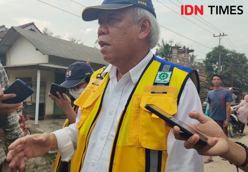Nestapa Warga Lampung Rela Rogoh Kocek Pribadi Perbaiki Jalan Rusak