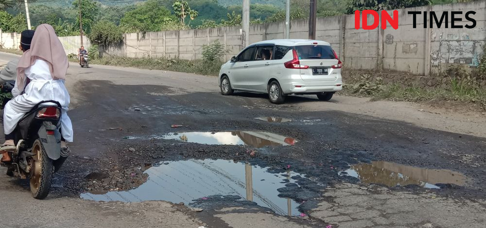 Akses Jalan Pintu Masuk NTB di Pelabuhan Gili Mas Lombok Rusak Parah 