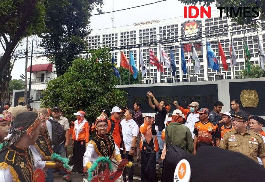 Gelar Pawai Budaya Ke KPU, PKS Resmi Daftarkan Bacaleg