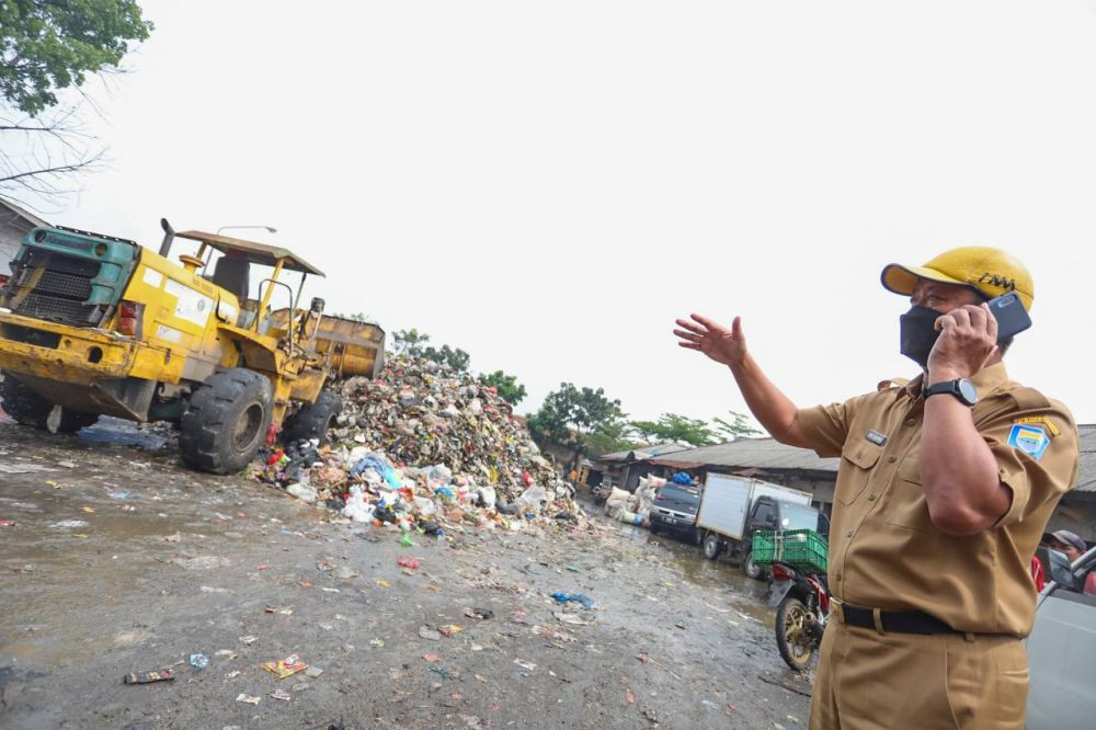 Akali Bau Sampah, Pemkot Bandung Siram TPS Pakai Minyak Sereh 