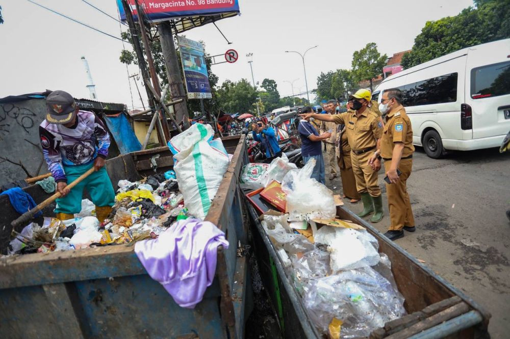 Akali Bau Sampah, Pemkot Bandung Siram TPS Pakai Minyak Sereh 