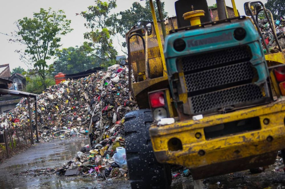 Sampah Menumpuk Tutup Sebagian Jalan di Pasar Cikutra 