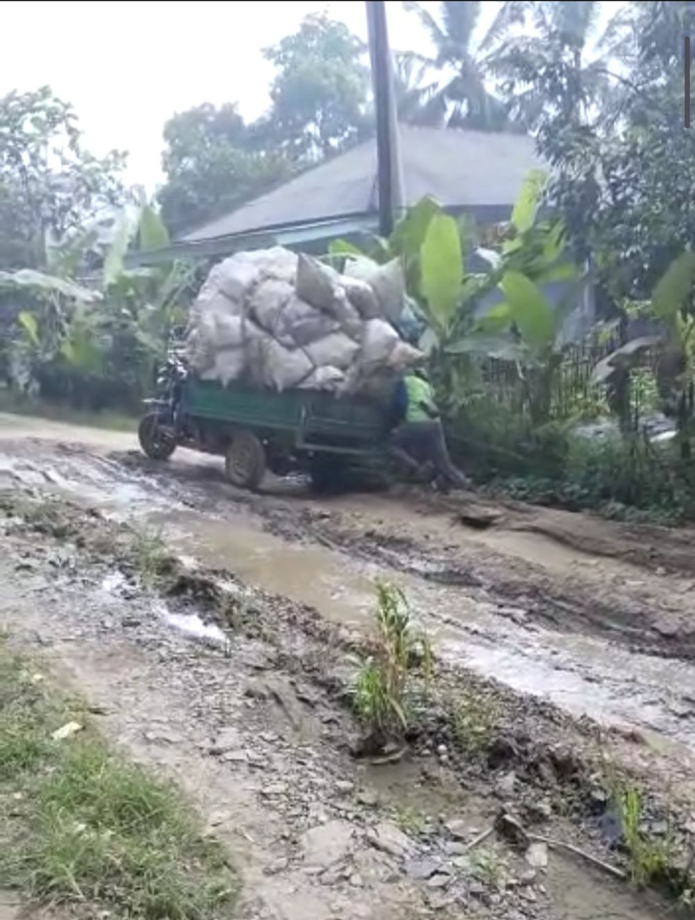 Jalan Rusak Mirip Kubangan Kerbau, Pemkab Pandeglang: Sabar