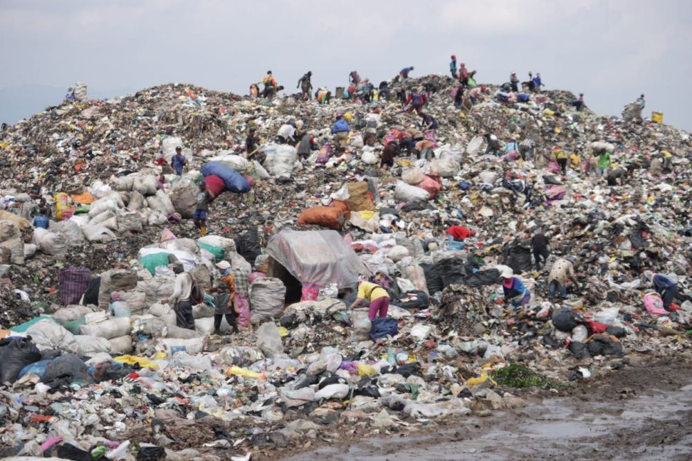 Kebakaran di TPA Sarimukti Belum Padam, Pembuangan Sampah Terganggu