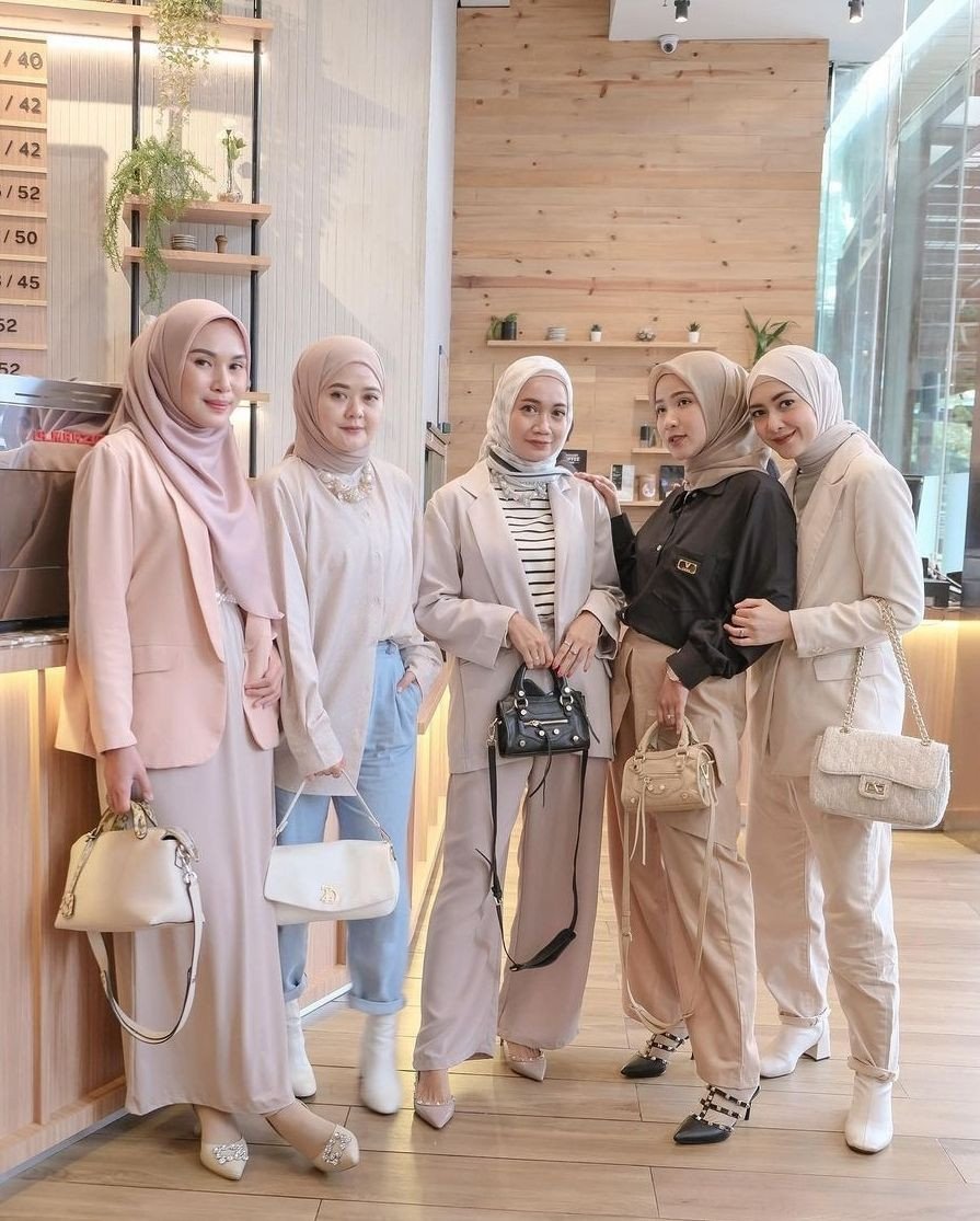 10 Inspirasi Style Hijab Hangout Bareng Bestie