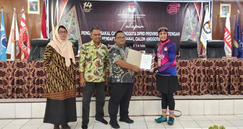 Denty Rela Gowes Temanggung ke Semarang Serahkan Berkas ke KPU Jateng