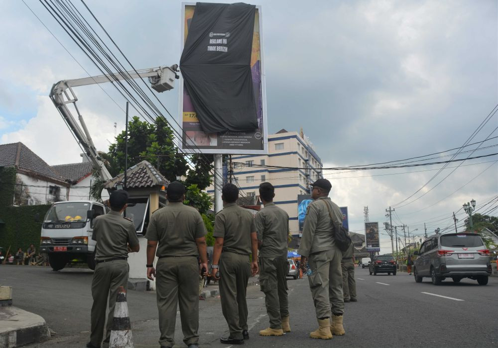 Sejumlah Reklame Tanpa Izin di Kota Yogyakarta Ditertibkan