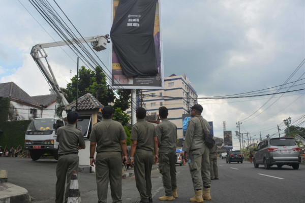 Sejumlah Reklame Tanpa Izin di Kota Yogyakarta Ditertibkan