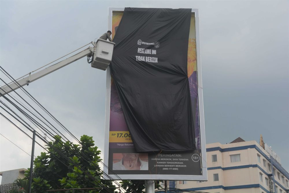 Sejumlah Reklame Tanpa Izin di Kota Yogyakarta Ditertibkan