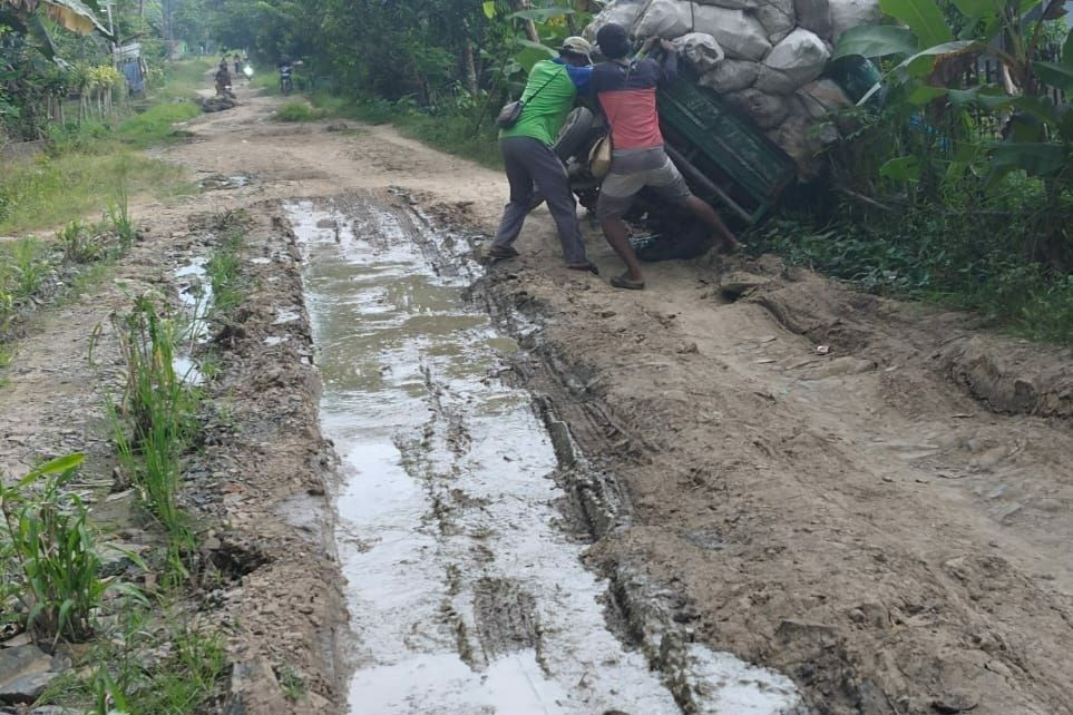 Iti Tinggalkan PR Jalan Rusak 156 Kilometer di Lebak