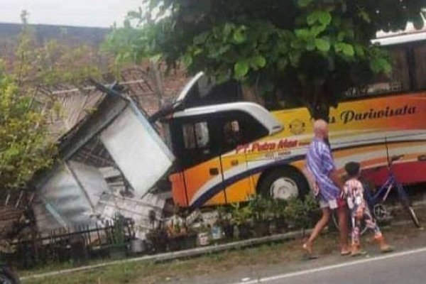 Sopir Ngantuk, Bus Pariwisata Tabrak Rumah di Bojonegoro