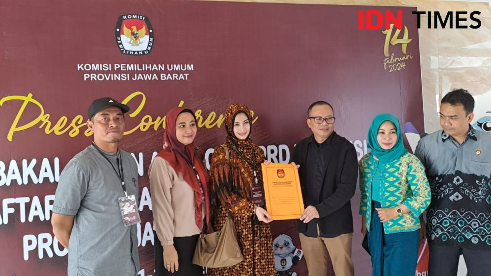 Pakai Batik Coklat, Jihan Fahira Daftar DPD RI Dapil Jabar ke KPU