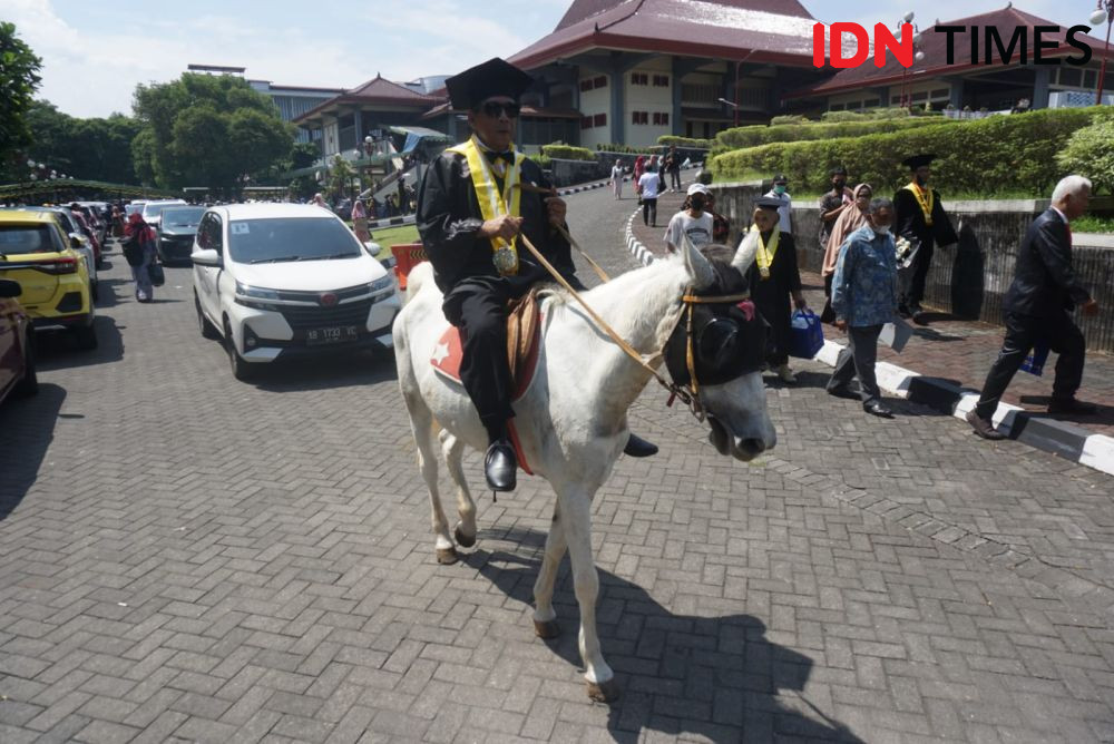 Lulus S2, Seniman Jogja Hendro Pleret Kelililing UGM Naik Kuda Putih  