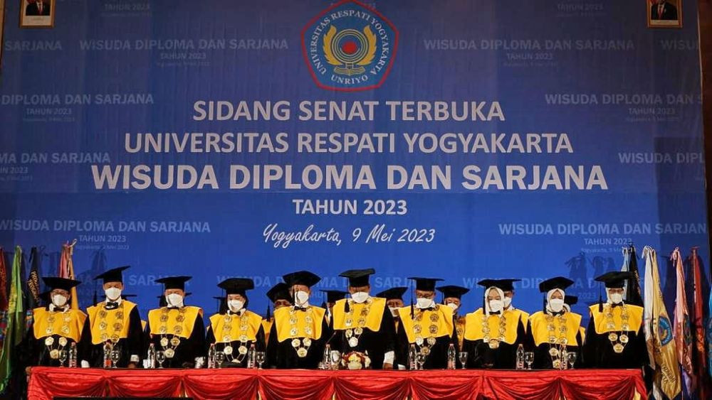 UNRIYO Wisuda 549 Mahasiswa, Rektor: Cari Ilmu Seumur Hidup