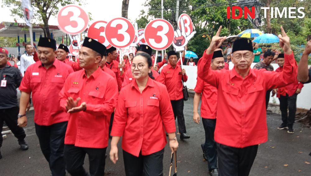 Daftarkan Bacaleg, PDI Perjuangan Semarang Geruduk KPU Sambil Jathilan