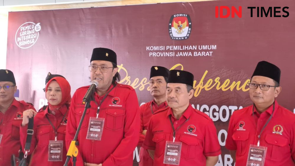 Bacaleg DPD PDIP Jabar Jalan Kaki Daftarkan Diri ke KPU Jabar 