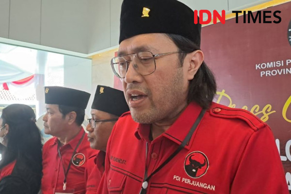 Bacaleg DPD PDIP Jabar Jalan Kaki Daftarkan Diri ke KPU Jabar