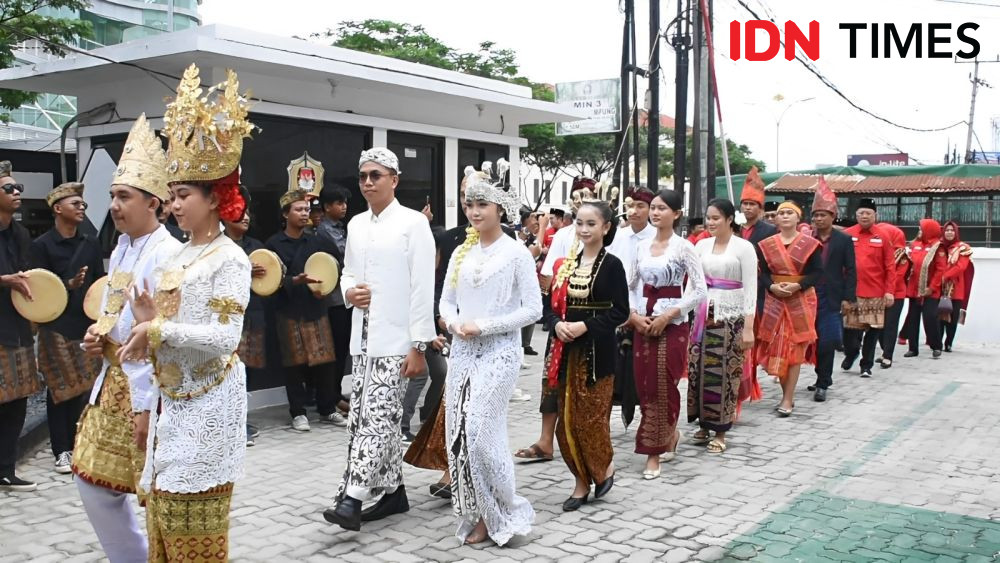 Cara Unik PDIP Lampung Daftar Caleg 2024, Pawai Budaya hingga Silat 