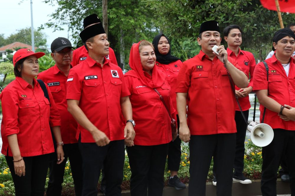 Daftarkan Bacaleg, PDI Perjuangan Semarang Geruduk KPU Sambil Jathilan