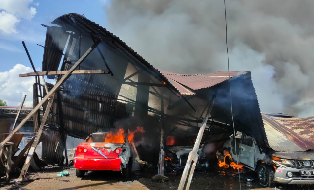 Kompresor Bengkel Tersambar Api, Sepuluh Mobil Berbagai Merek Terbakar