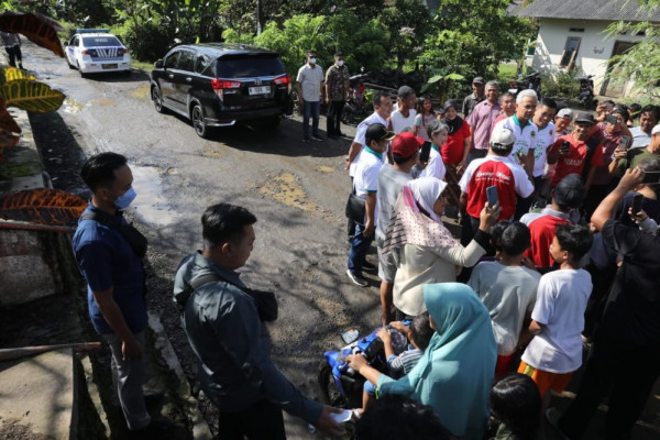Jalan Desa Bulupayung Cilacap Remuk, Pak Ganjar Kepriben Jeblok Nemen
