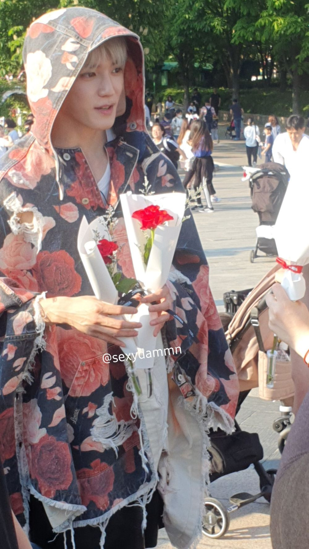 Promo Mini Album, Taeyong Bagi Bunga Mawar di Everland