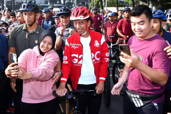 Jokowi Diserbu Warga saat Gowes di Bundaran HI