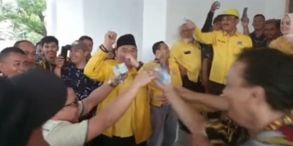 Bawaslu Sumsel Kecam Anggota Golkar Bagi-Bagi Uang di Kantor KPU 