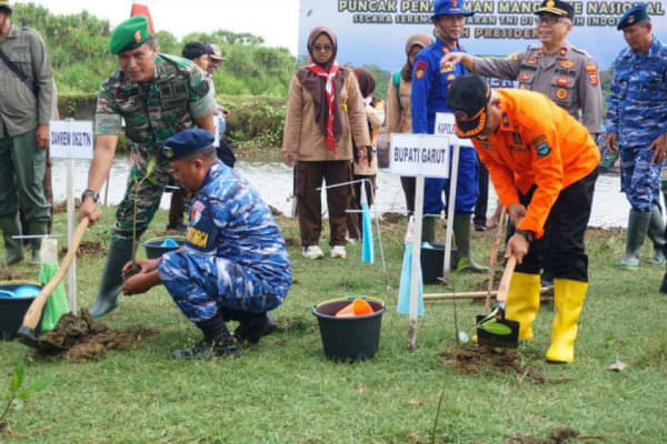 Sekda Garut Hadiri Puncak Penanaman Pohon Mangrove Nasional